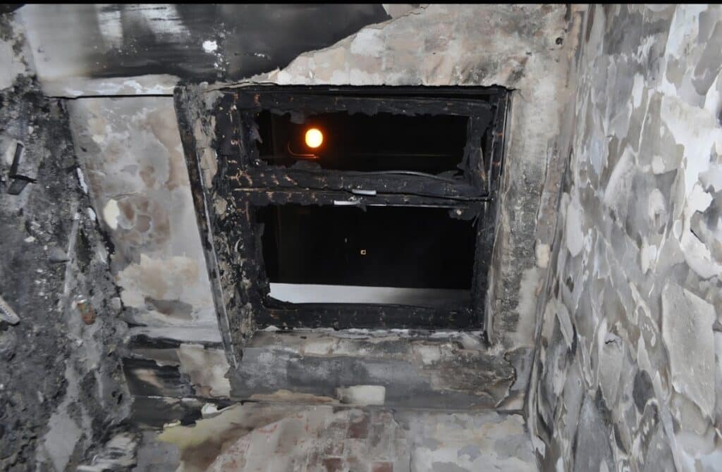 Policjanci jako pierwsi weszli do zadymionej klatki. - Pożar mieszkania w bloku - lokatorzy ewakuowani w środku nocy