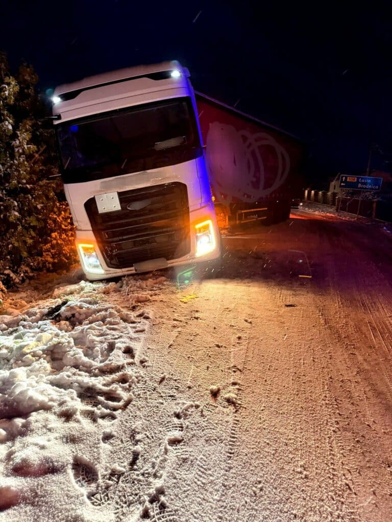 Słonie nie radzą sobie w śniegu? - Dwie ciężarówki wypadły z drogi. Zimowe warunki eliminują kolejnych kierowców