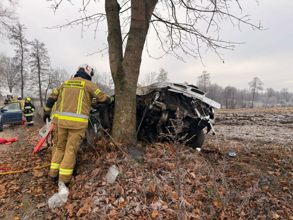 Samochód osobowy marki Mitsubishi uderzył tam w drzewo. - Groźny wypadek. Pięć osób w samochodzie, jedna trafiła do szpitala śmigłowcem