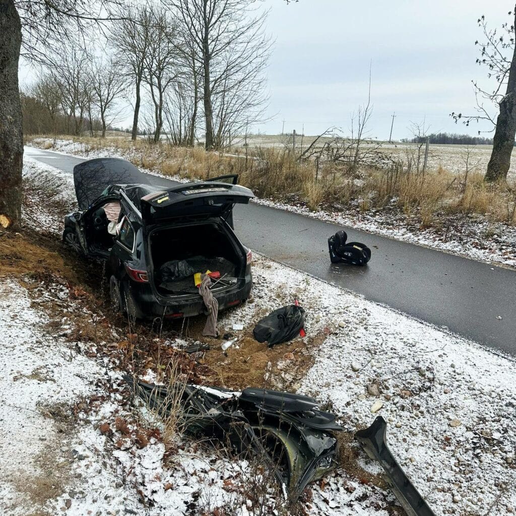 Pierwszy poważny wypadek po opadach śniegu. Kierująca trafiła do szpitala. - Zima zaskoczyła kierowców? 32-latka wypadła z drogi i uderzyła w drzewo