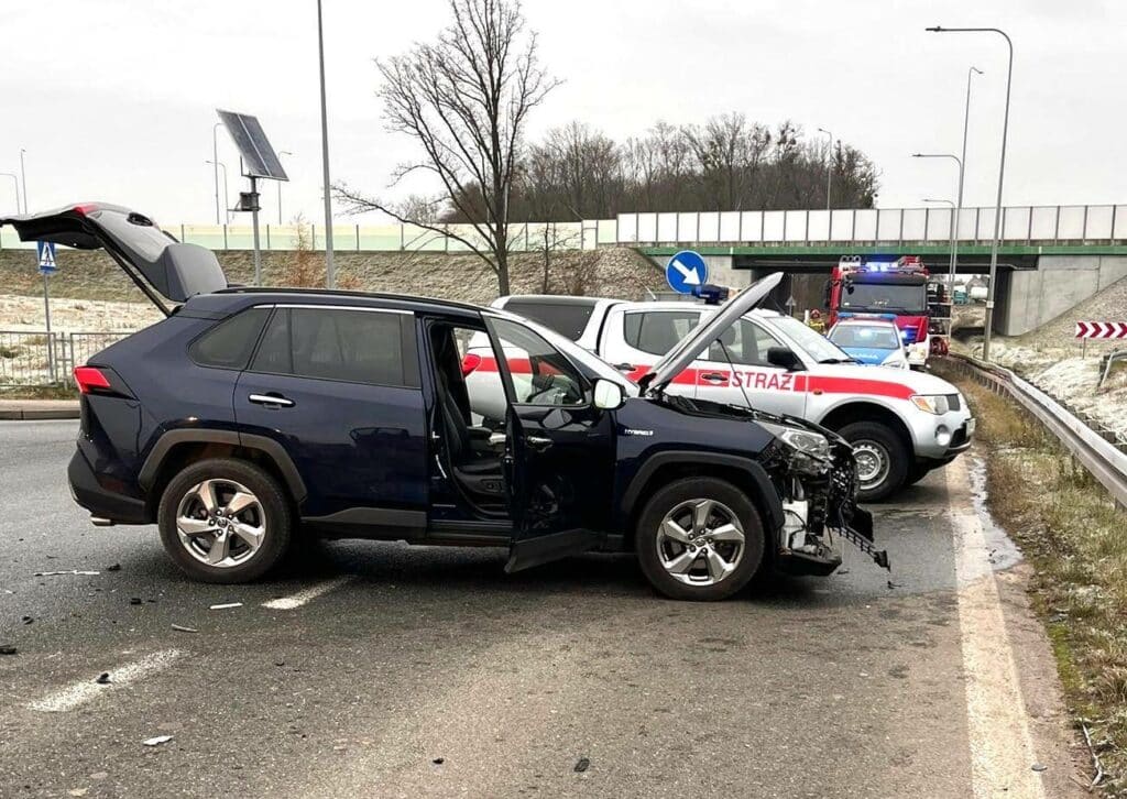 Doszło do poważnego zderzenia. Wprowadzono ruch wahadłowy. - Kobieta wymusiła pierwszeństwo na DW519. Toyota zderzyła się z dacią