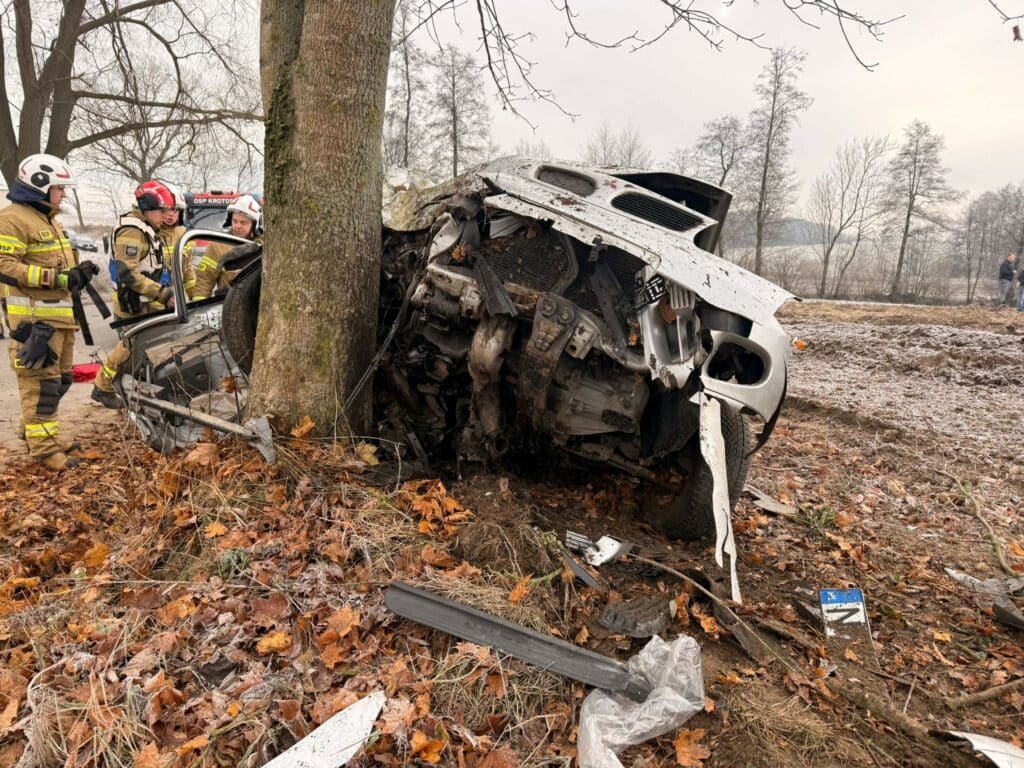 Samochód osobowy marki Mitsubishi uderzył tam w drzewo. - Groźny wypadek. Pięć osób w samochodzie, jedna trafiła do szpitala śmigłowcem