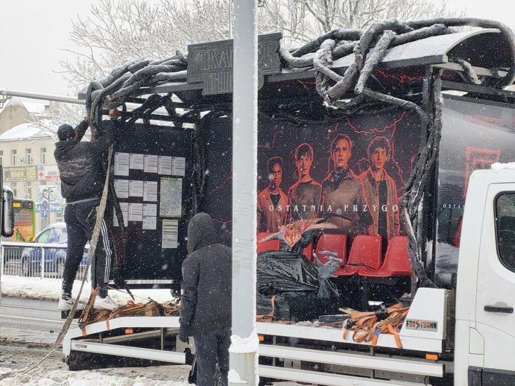 Mroczny przystanek z Demogorgonem zaskoczył mieszkańców? - Netflix zrobił w Olsztynie przystanek Stranger Things