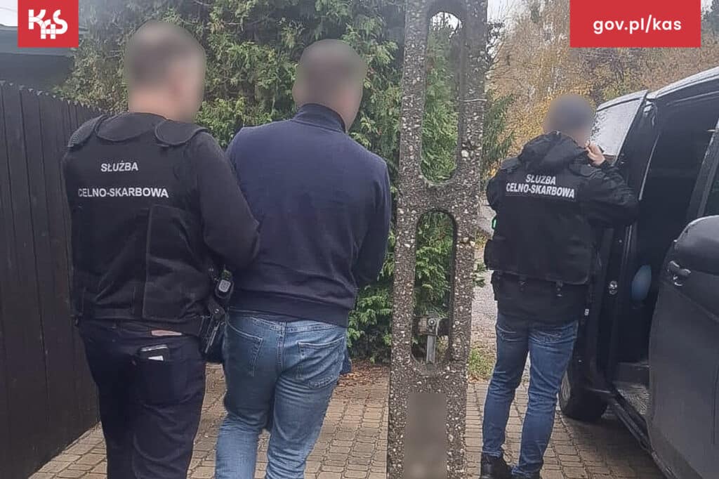 Nalot funkcjonariuszy na dziuplę przestępców. - Służby z Olsztyna rozbiły „pralnię pieniędzy”. Cztery osoby wyprowadzone w kajdankach