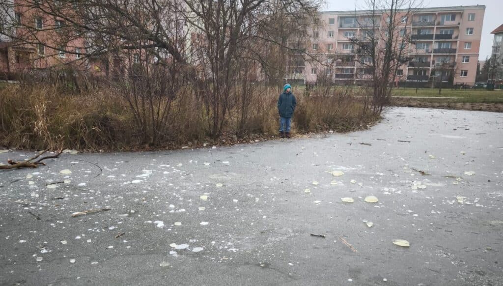 10-letni chłopiec wszedł na cienki lód na oczku wodnym przy ul. Kanta w Olsztynie. - 10-latek wszedł na zamarznięte oczko wodne w Olsztynie. Lód zaczął pękać
