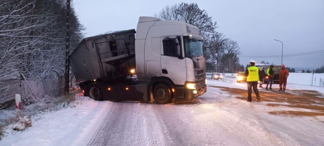 ciężarówka wpadła na pobocze