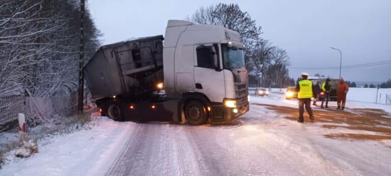 ciężarówka wpadła na pobocze