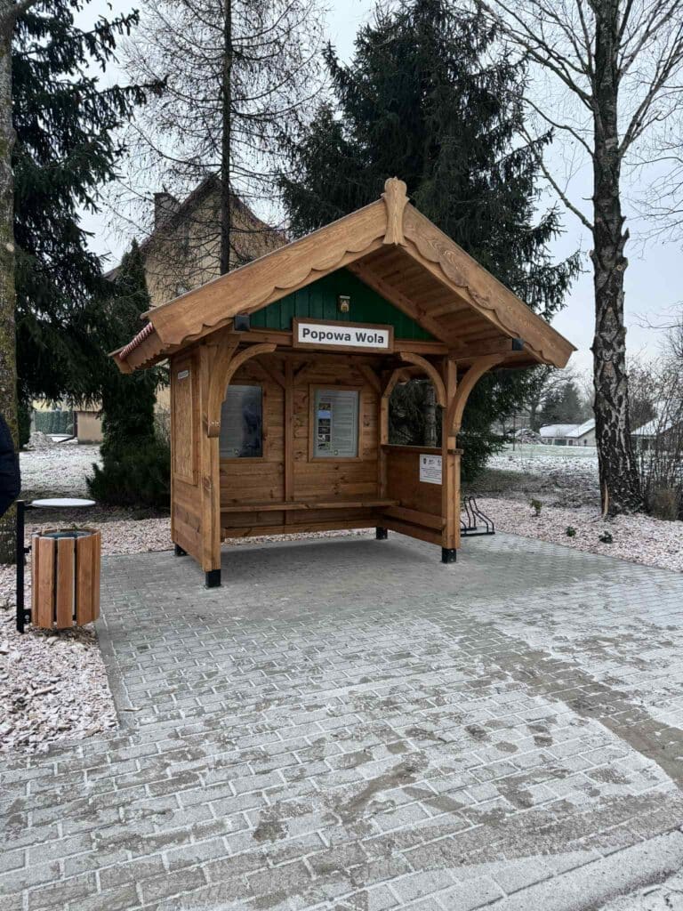Tu aż chce się czekać na autobus! - Kolejny artystyczny przystanek na Warmii i Mazurach
