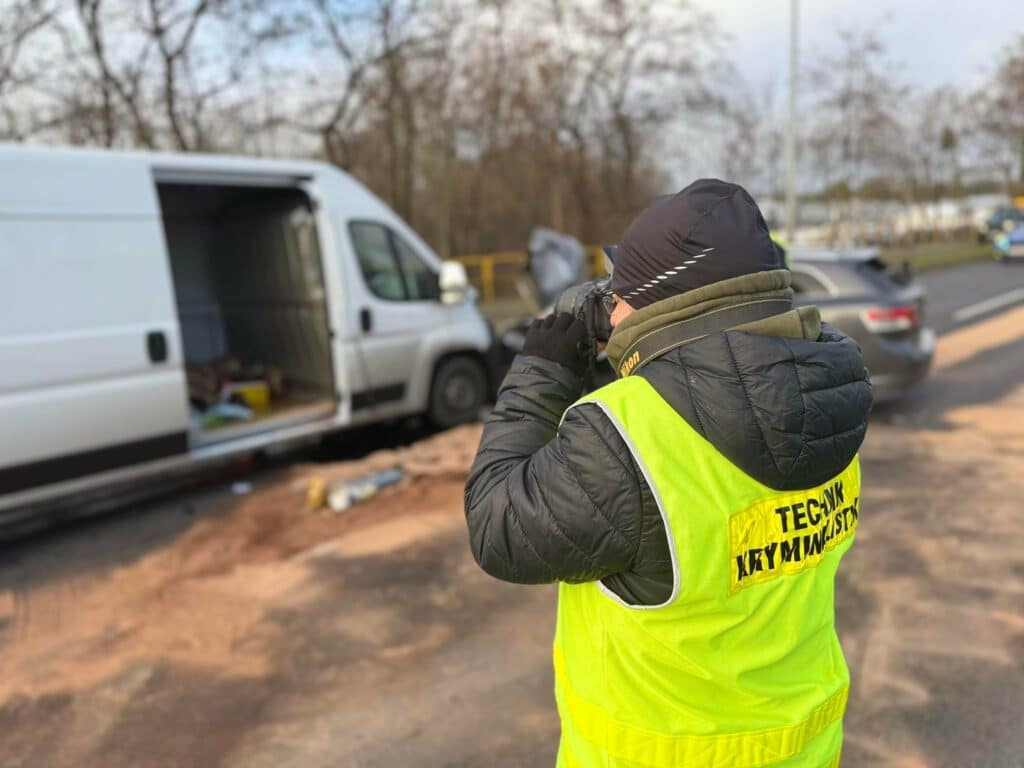 Cierpiała z pękniętą kością! Dziewczynka godzinami czekała na pomoc. Ratownicy zapomnieli przebadać dziecko poszkodowane w wypadku? - Szokujący błąd ratowników? 13-miesięczna dziewczynka nie trafiła do szpitala po wypadku