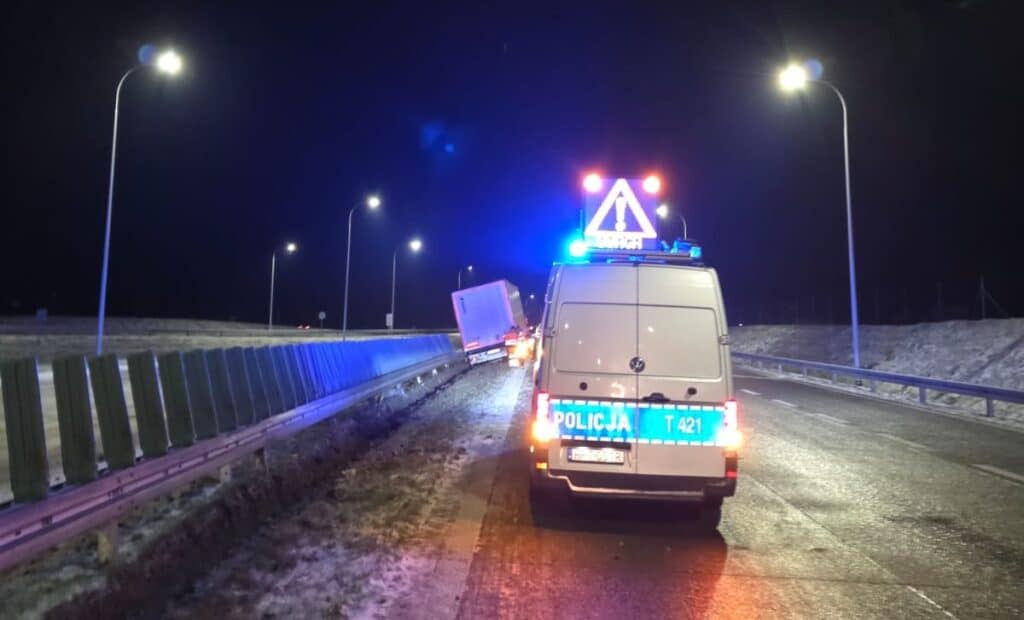Niebezpieczne warunki na drogach. W regionie spadł pierwszy śnieg. - Audi wpadło w poślizg i uderzyło w słup, cztery osoby trafiły do szpitala