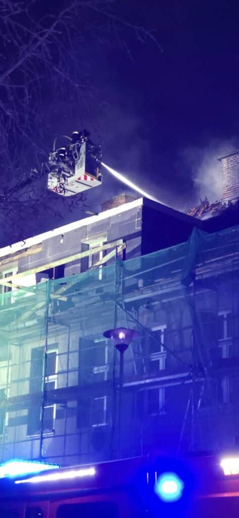 Potężny pożar wybuchł w środku nocy. Budynek uległ znacznemu zniszczeniu. - Pożar Szpitala Miejskiego w Elblągu – dramatyczna akcja strażaków