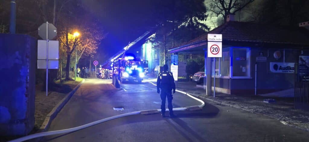 Potężny pożar wybuchł w środku nocy. Budynek uległ znacznemu zniszczeniu. - Pożar Szpitala Miejskiego w Elblągu – dramatyczna akcja strażaków