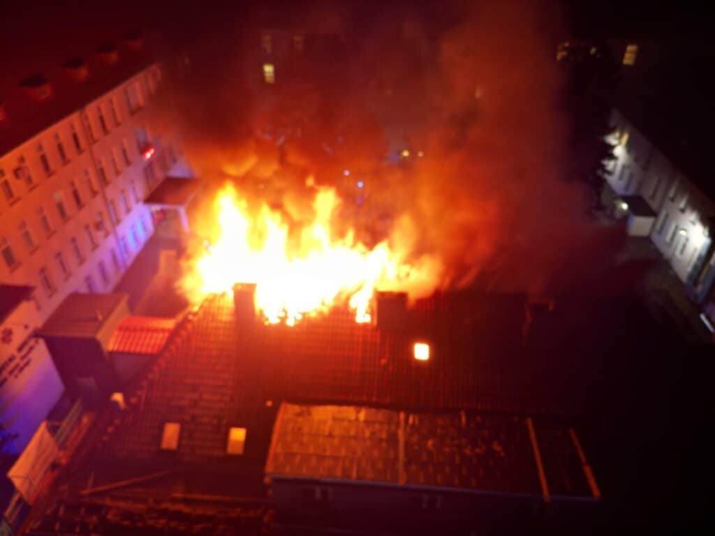 Potężny pożar wybuchł w środku nocy. Budynek uległ znacznemu zniszczeniu. - Pożar Szpitala Miejskiego w Elblągu – dramatyczna akcja strażaków