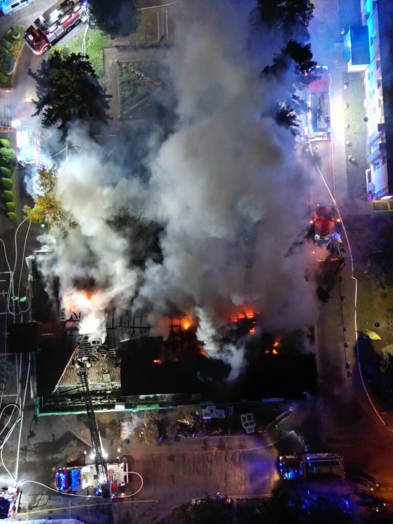 Potężny pożar wybuchł w środku nocy. Budynek uległ znacznemu zniszczeniu. - Pożar Szpitala Miejskiego w Elblągu – dramatyczna akcja strażaków