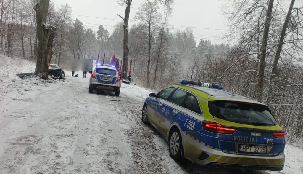 Zimowe warunki dały o sobie znać. Droga całkowicie zablokowana. - Zderzenie ciężarówki z oplem na drodze wojewódzkiej. Trzy osoby trafiły do szpitala
