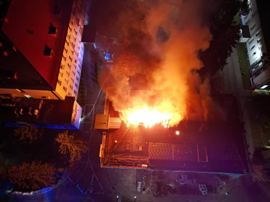 Potężny pożar wybuchł w środku nocy. Budynek uległ znacznemu zniszczeniu. - Pożar Szpitala Miejskiego w Elblągu – dramatyczna akcja strażaków