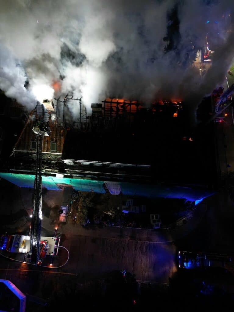 Potężny pożar wybuchł w środku nocy. Budynek uległ znacznemu zniszczeniu. - Pożar Szpitala Miejskiego w Elblągu – dramatyczna akcja strażaków