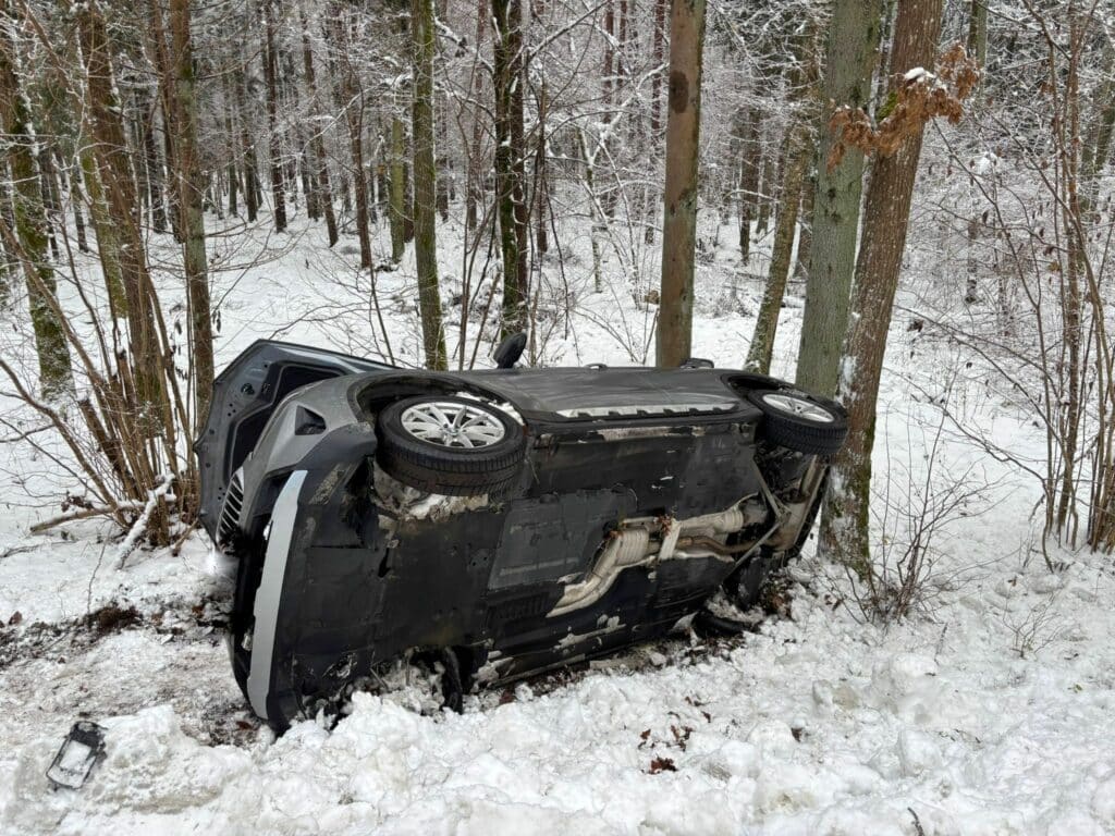 Dlaczego nagle wypadł z drogi? - Mocne auto, śliska nawierzchnia i katastrofa. Drogie BMW sunęło prosto do rowu