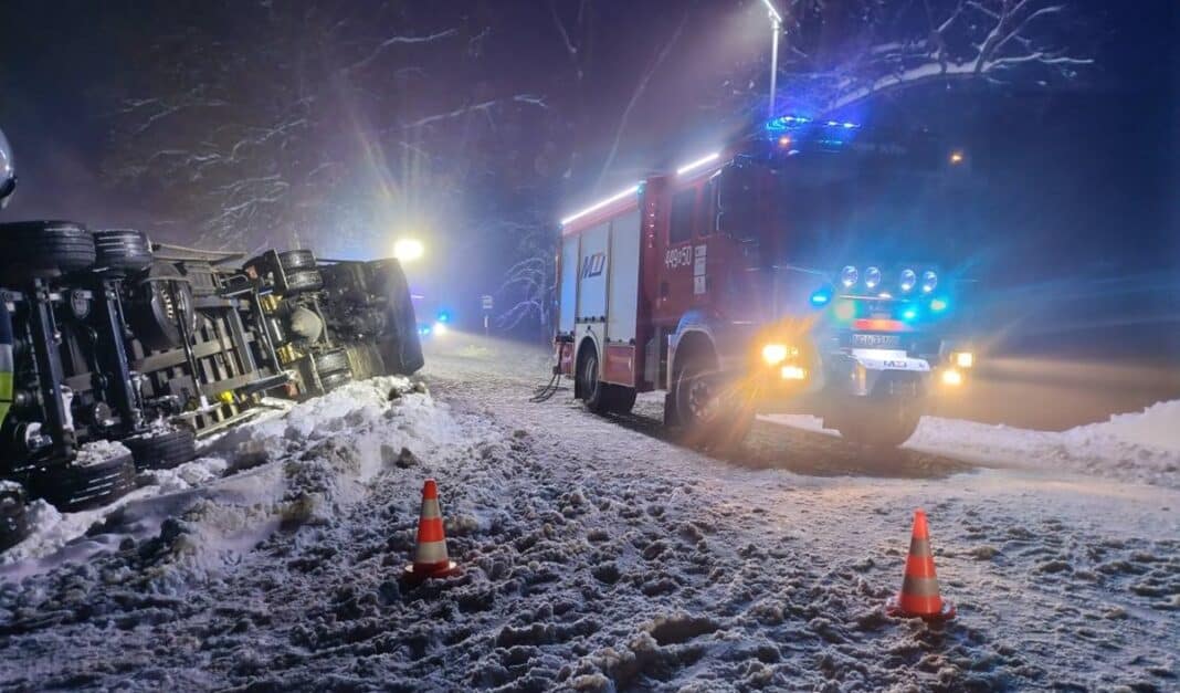 wywróciła się ciężarówka przewożąca drób