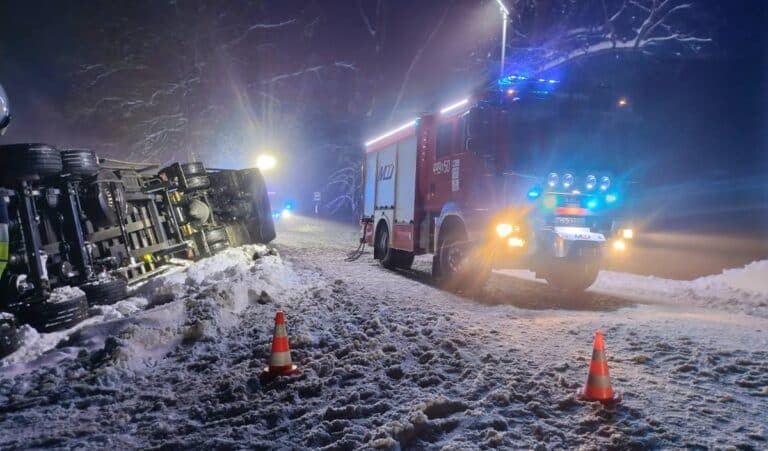 wywróciła się ciężarówka przewożąca drób