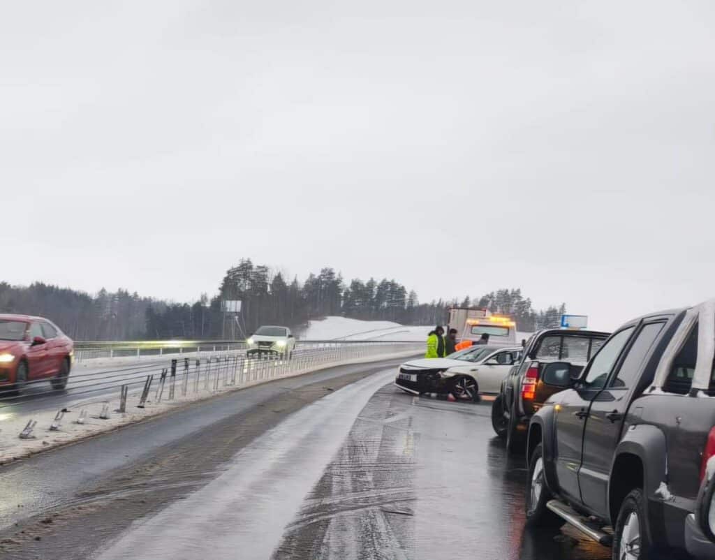 Kolizja spowodowała czasowe utrudnienia w ruchu. - Kolizja na obwodnicy. Rozpędzona Kia uderzyła w bariery na DK15