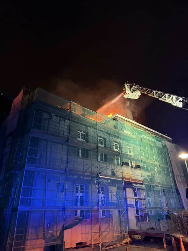 Potężny pożar wybuchł w środku nocy. Budynek uległ znacznemu zniszczeniu. - Pożar Szpitala Miejskiego w Elblągu – dramatyczna akcja strażaków