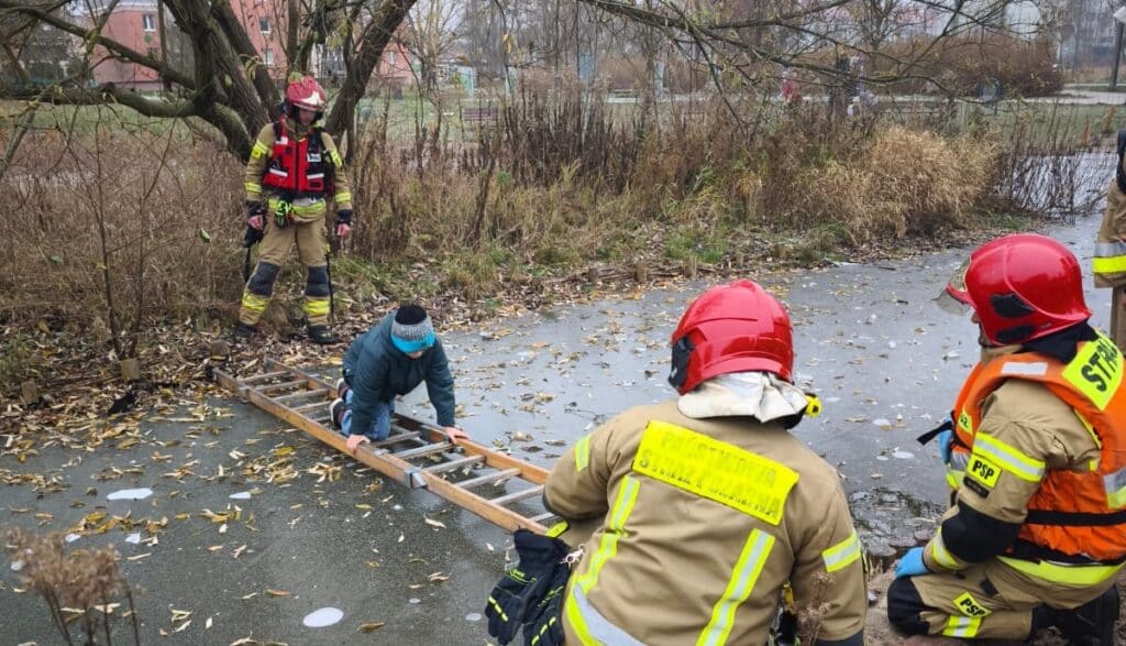 10-letni chłopiec wszedł na cienki lód na oczku wodnym przy ul. Kanta w Olsztynie. - 10-latek wszedł na zamarznięte oczko wodne w Olsztynie. Lód zaczął pękać