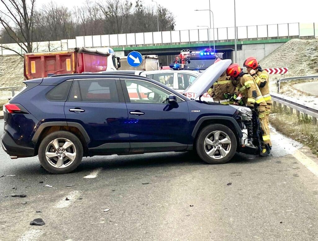Doszło do poważnego zderzenia. Wprowadzono ruch wahadłowy. - Kobieta wymusiła pierwszeństwo na DW519. Toyota zderzyła się z dacią