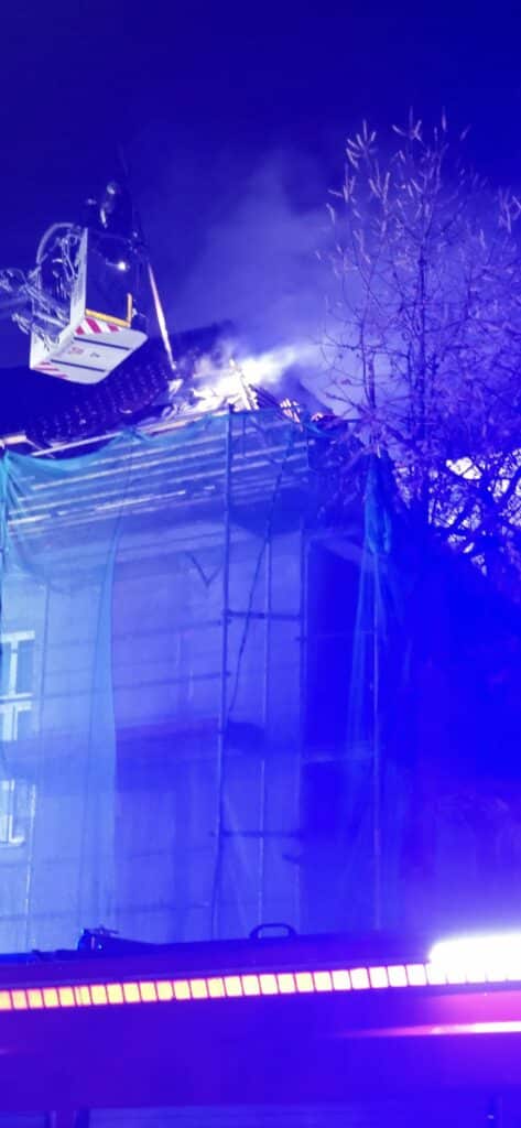 Potężny pożar wybuchł w środku nocy. Budynek uległ znacznemu zniszczeniu. - Pożar Szpitala Miejskiego w Elblągu – dramatyczna akcja strażaków