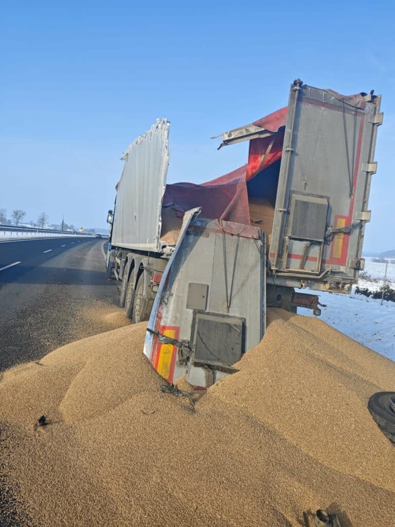 Ładunek wysypał się jak z kombajnu. - Zderzenie ciężarówek na S7. Wysypały się tony zboża na drogę
