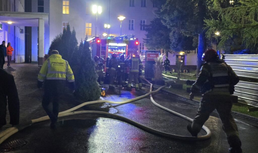Potężny pożar wybuchł w środku nocy. Budynek uległ znacznemu zniszczeniu. - Pożar Szpitala Miejskiego w Elblągu – dramatyczna akcja strażaków