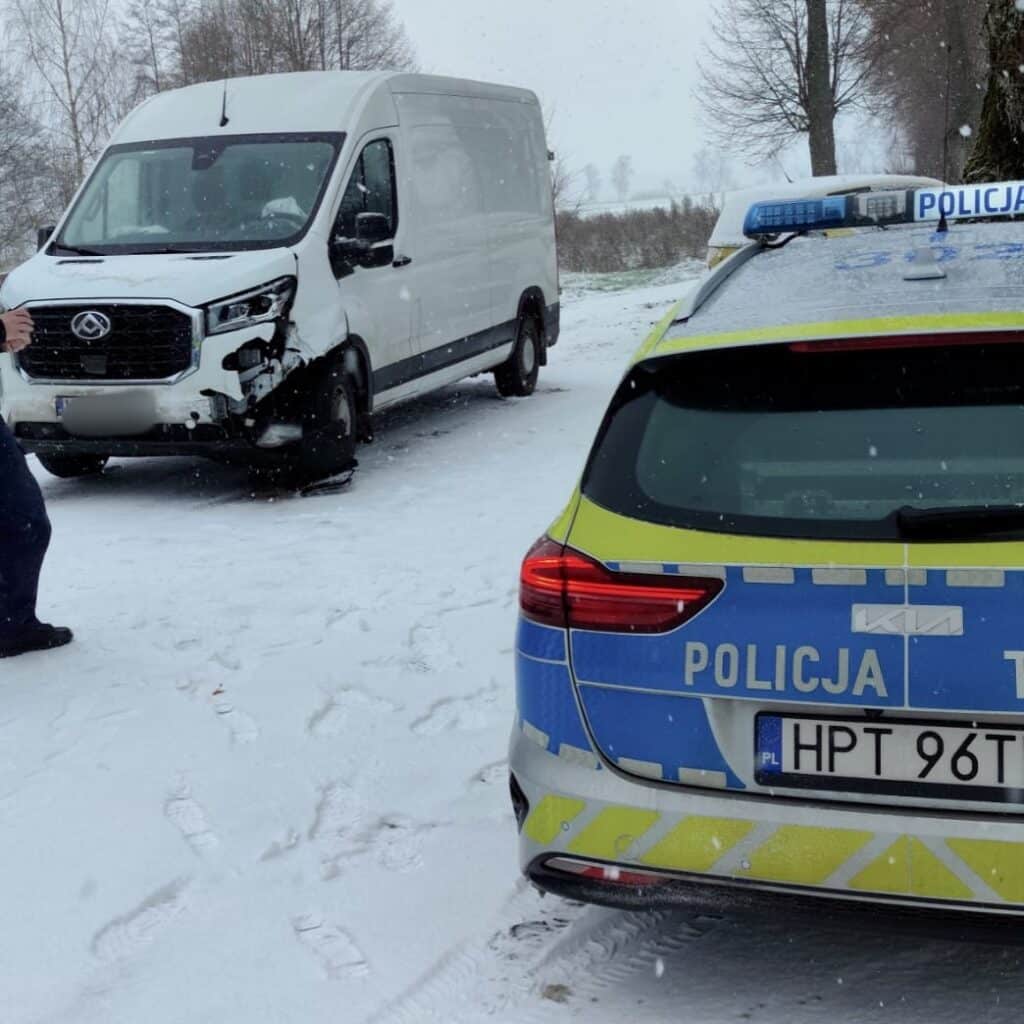 Kierowca, nieprzygotowanym do zimowych warunków pojazdem, wymusił pierwszeństwo. - Mały Peugeot na letnich oponach uderzył w busa