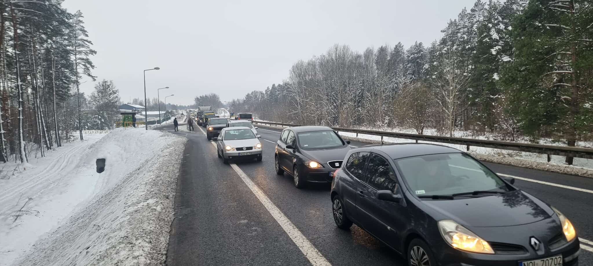 Kierowcy utknęli w korku. Kierowcy utknęli w korku. - Groźny wypadek na DK16. Utrudnienia na wjeździe do Olsztyna