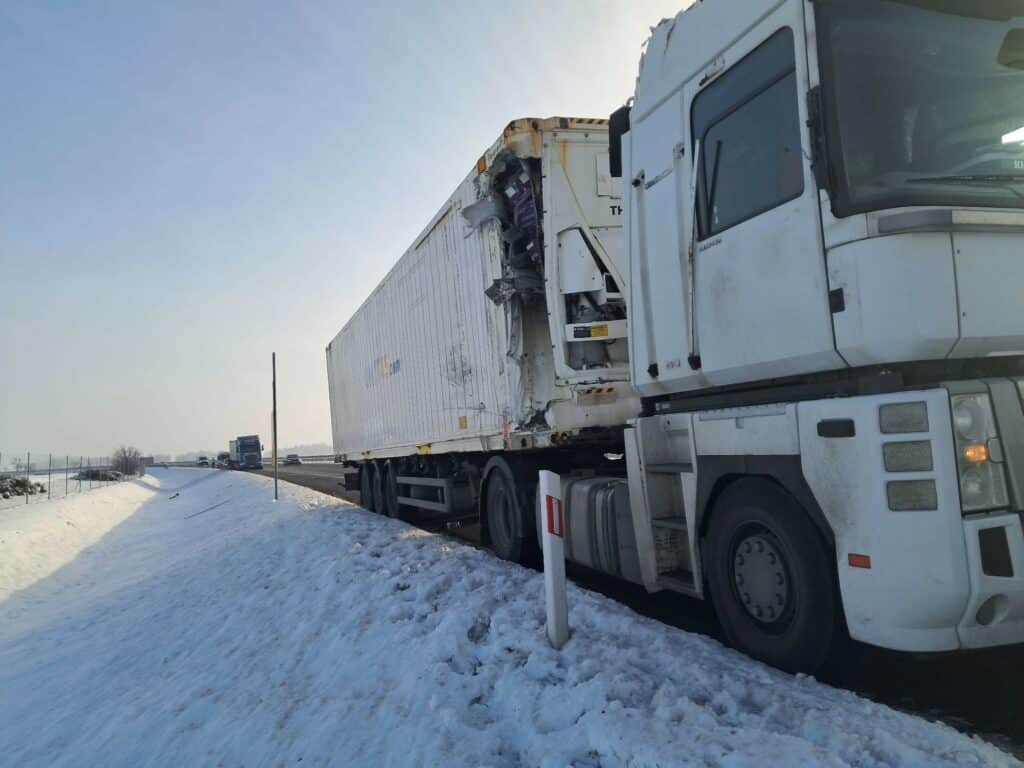 Ładunek wysypał się jak z kombajnu. - Zderzenie ciężarówek na S7. Wysypały się tony zboża na drogę