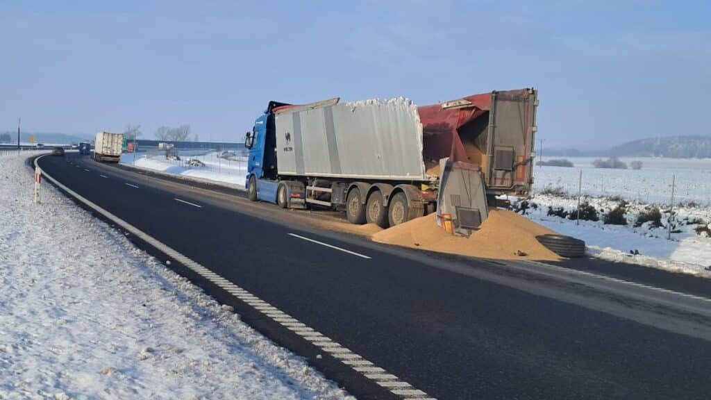 Ładunek wysypał się jak z kombajnu. - Zderzenie ciężarówek na S7. Wysypały się tony zboża na drogę