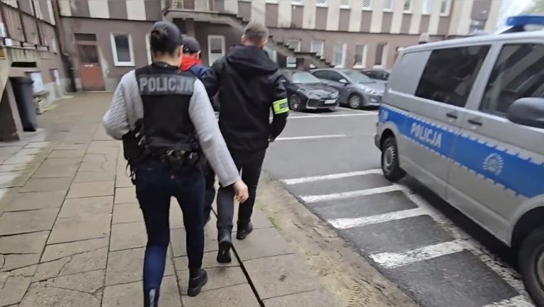 Policjanci patrolują ulicę w Pasłęku po włamanie do instytucji pomocowej.