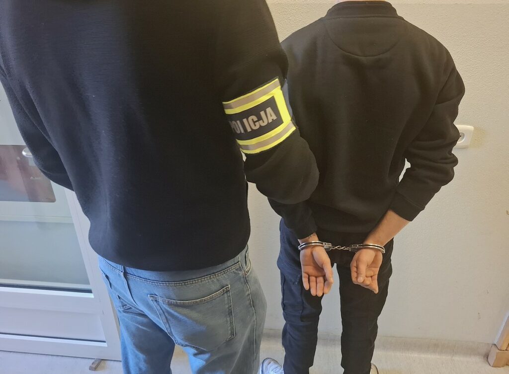 Nalot kryminalnych na Dajtkach, a tu nagle… zaskakujący gość puka do drzwi. - Nie uwierzysz, kto zapukał do drzwi podczas nalotu kryminalnych na Dajtkach