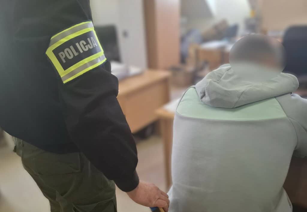 Nalot kryminalnych na Dajtkach, a tu nagle… zaskakujący gość puka do drzwi. - Nie uwierzysz, kto zapukał do drzwi podczas nalotu kryminalnych na Dajtkach