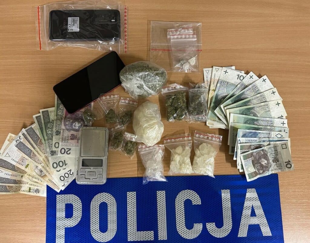 Nalot kryminalnych na Dajtkach, a tu nagle… zaskakujący gość puka do drzwi. - Nie uwierzysz, kto zapukał do drzwi podczas nalotu kryminalnych na Dajtkach