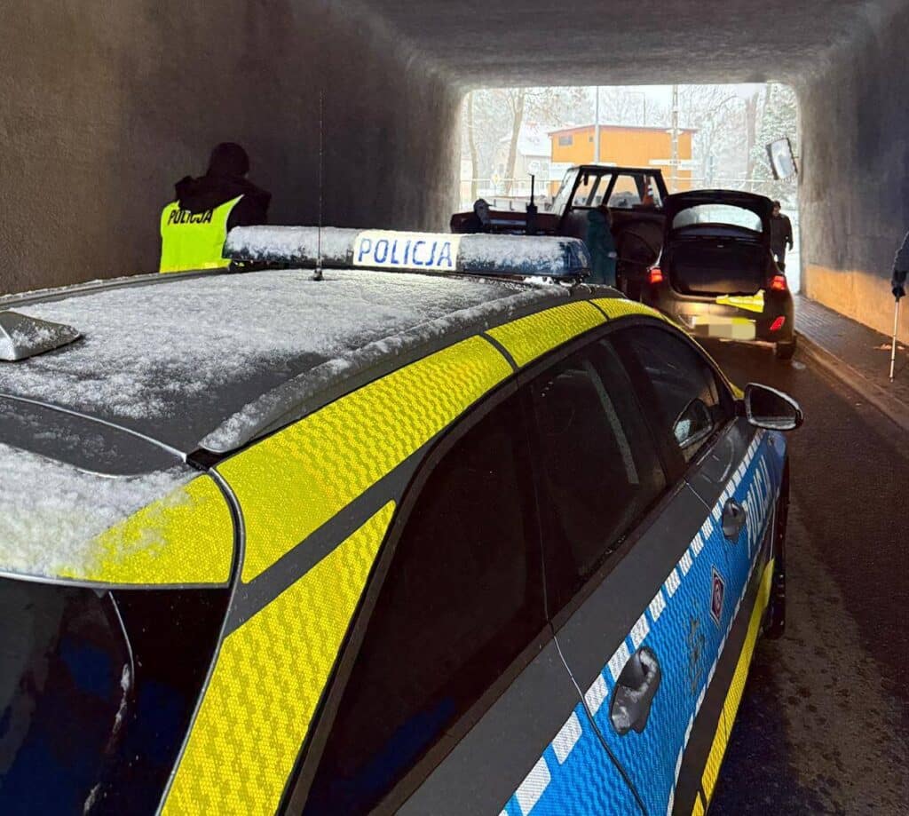 Pod wiaduktem kolejowym doszło do zdarzenia, które zaskoczyło nawet doświadczonych policjantów. - Traktor z dwoma przyczepami zrobił bałagan pod wiaduktem