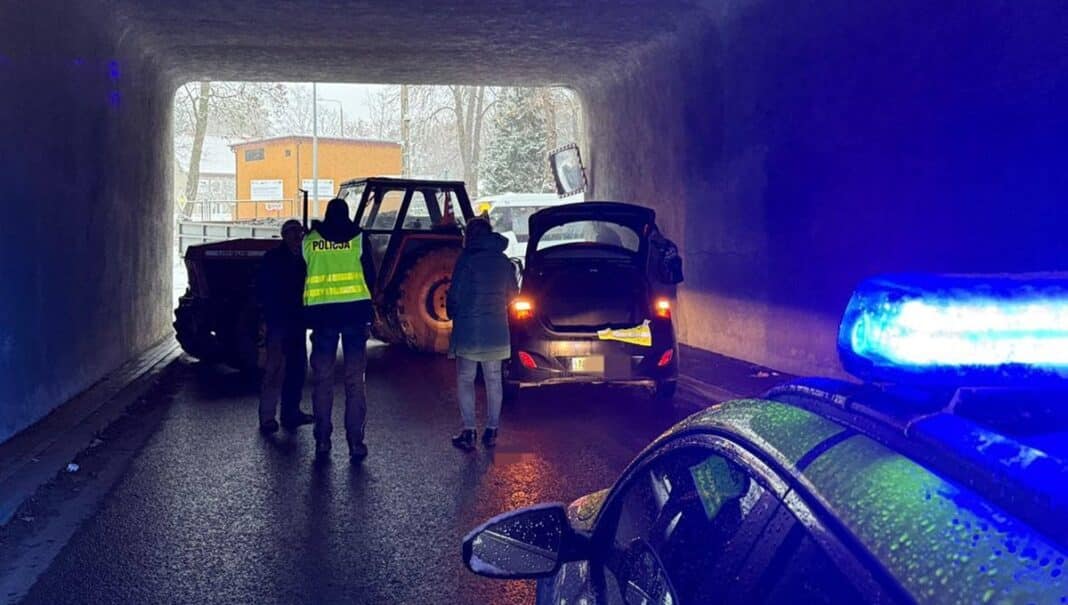 ciągnik zderzył się z osobówką pod wiaduktem