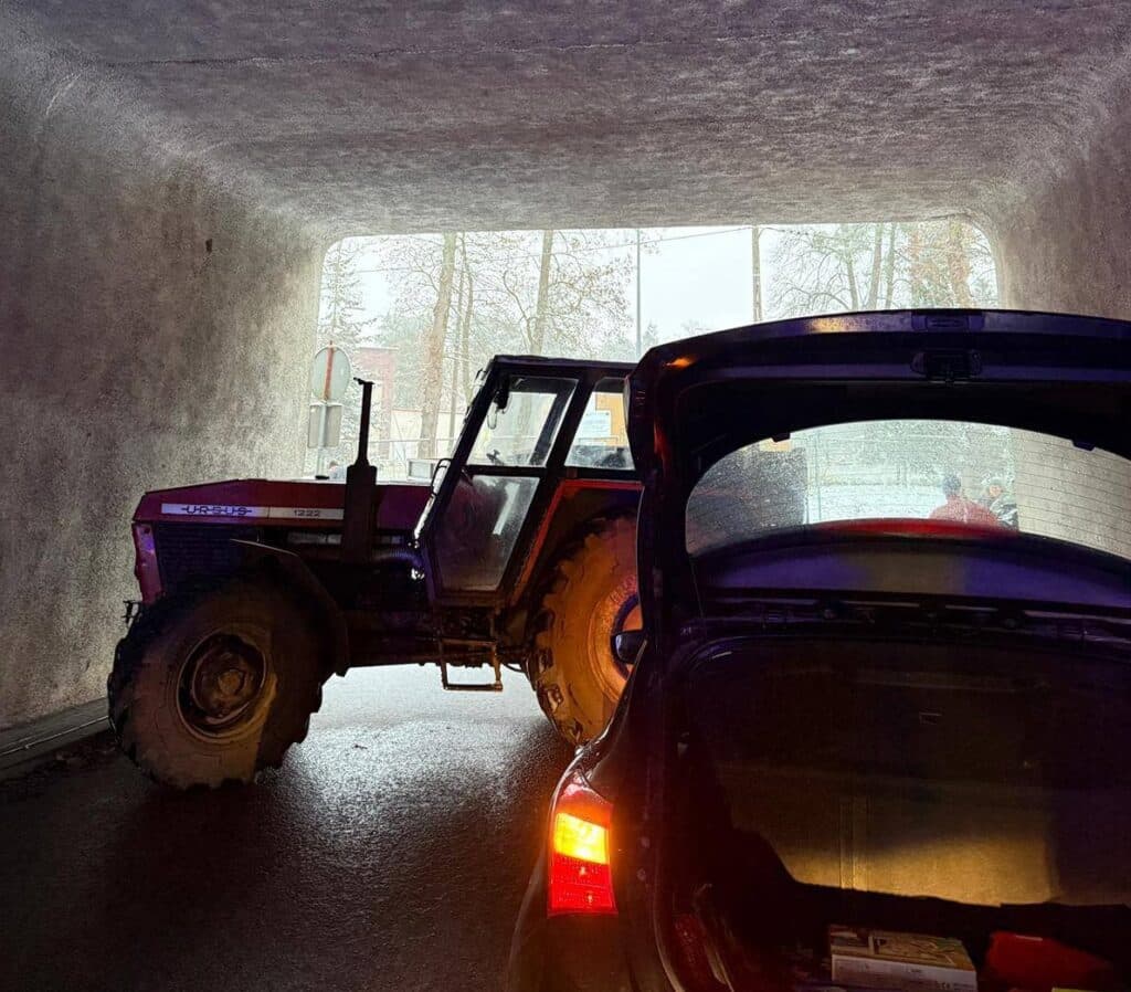 Pod wiaduktem kolejowym doszło do zdarzenia, które zaskoczyło nawet doświadczonych policjantów. - Traktor z dwoma przyczepami zrobił bałagan pod wiaduktem