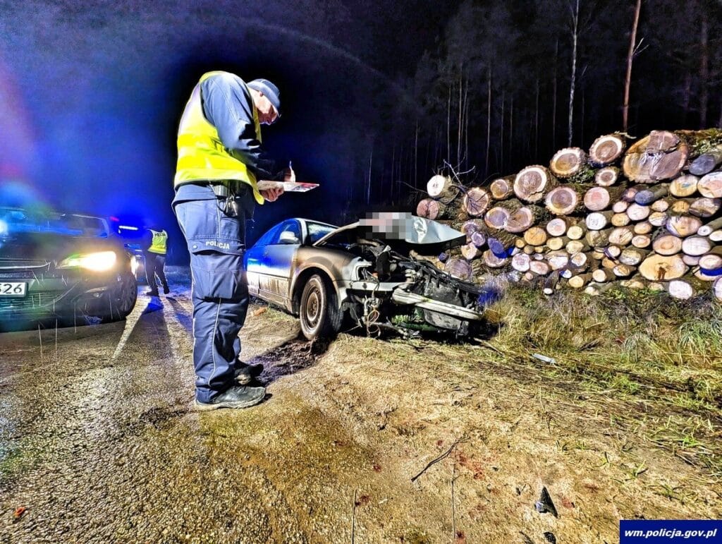 Na tej drodze stało się coś strasznego. - Tajemnica nocnego wypadku passata na Mazurach. Policja bada niepokojące ślady