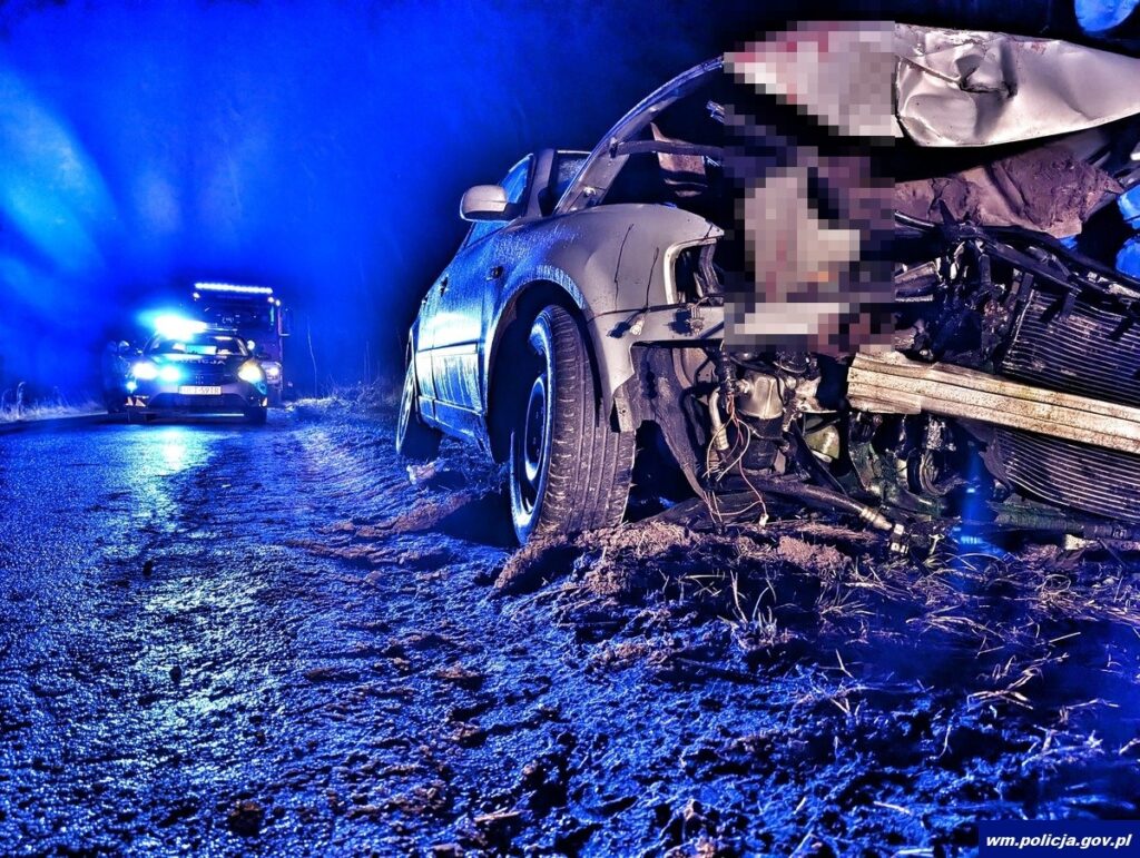 Na tej drodze stało się coś strasznego. - Tajemnica nocnego wypadku passata na Mazurach. Policja bada niepokojące ślady