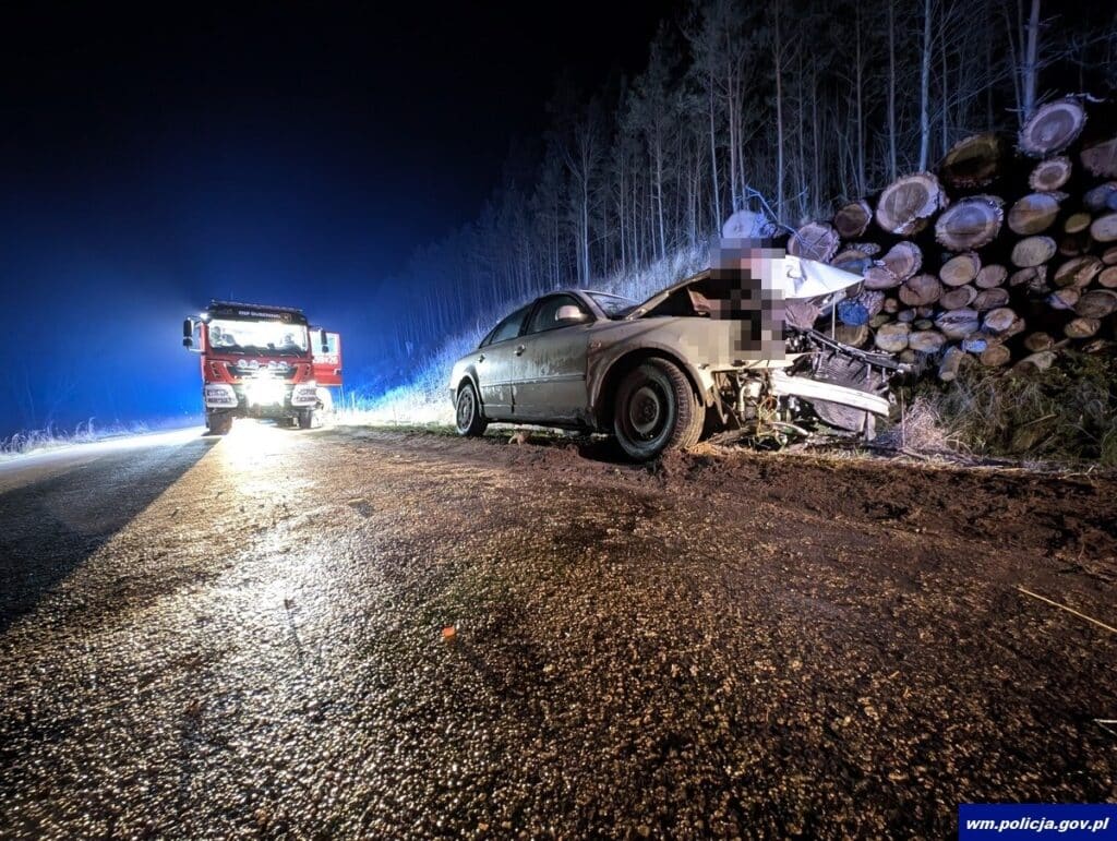 Na tej drodze stało się coś strasznego. - Tajemnica nocnego wypadku passata na Mazurach. Policja bada niepokojące ślady