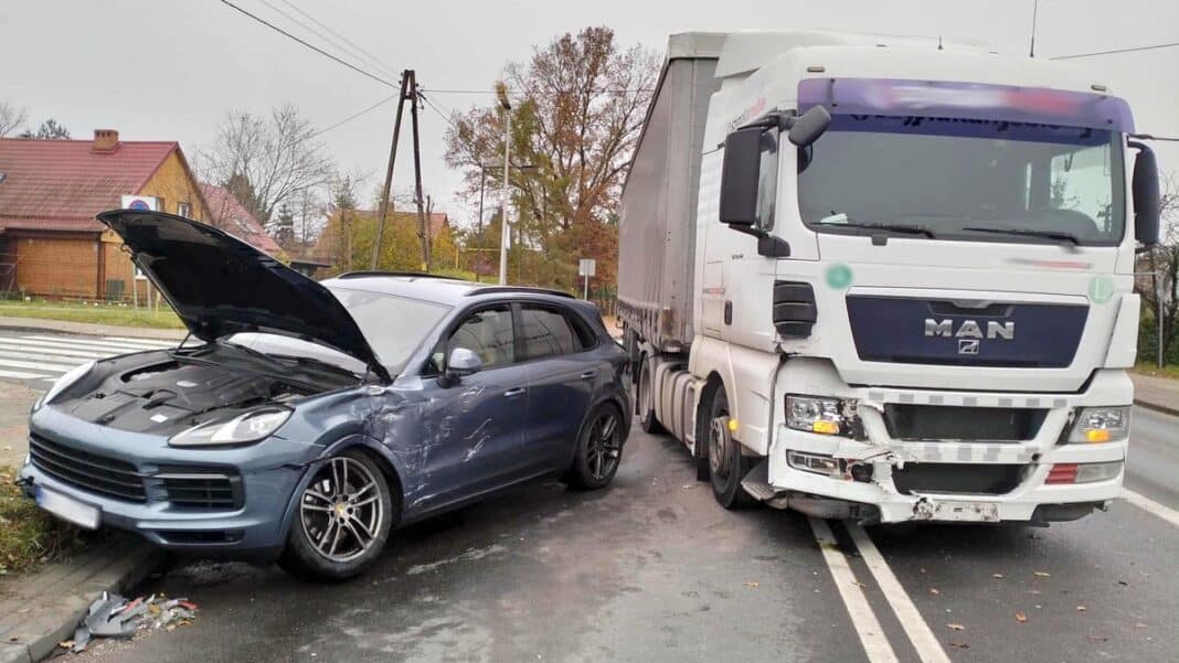 Porshe zderzyło się z ciężarówką