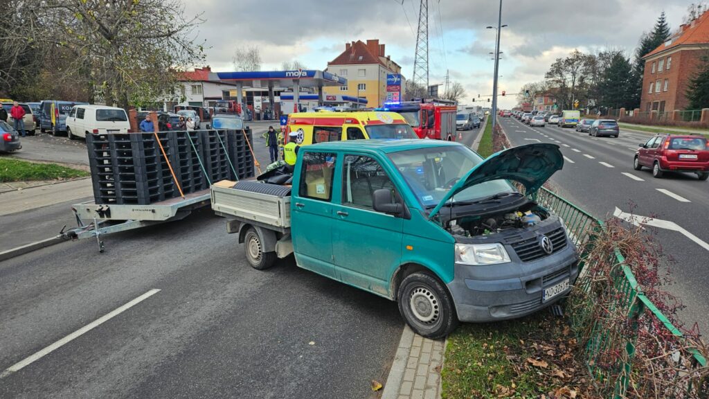 Dramat przy stacji paliw. - Samochód bez kierowcy staranował kobietę na chodniku. Piesza trafiła do szpitala