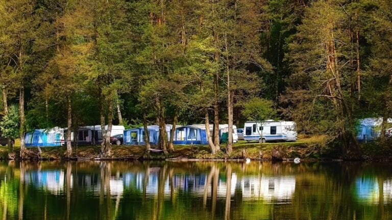 camping nad jeziorem