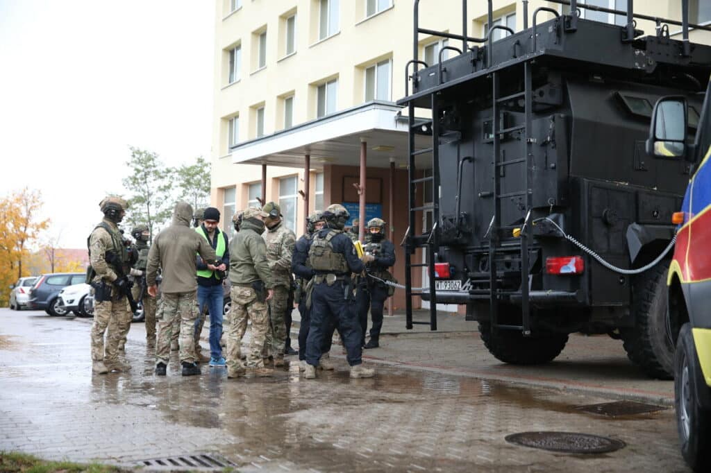 Specjalne oddziały BOA w Olsztynie. - Kontrterroryści BOA prowadzą działania taktyczne w Olsztynie