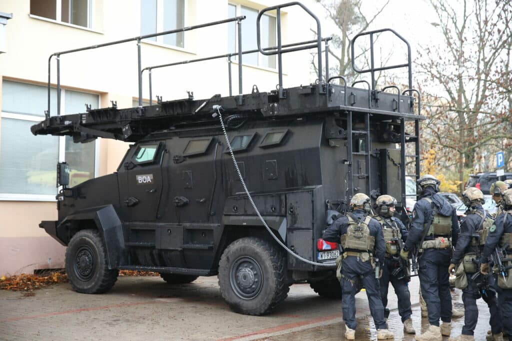 Specjalne oddziały BOA w Olsztynie. - Kontrterroryści BOA prowadzą działania taktyczne w Olsztynie